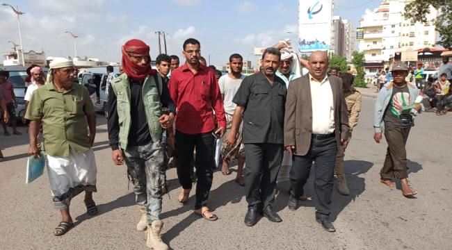 وكيل عدن " الجعيملاني " يدشن حملة تنظيم وسائل النقل لمعالجة الإزحامات المرورية بمديريتي "الشيخ عثمان" و "المنصورة"