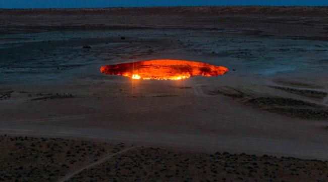 شاهد بوابة جهنم.. غاز مشتعل لا ينطفئ منذ نصف قرن