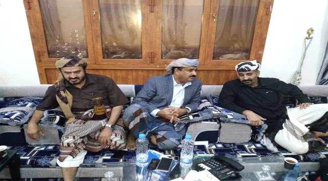 محافظ شبوة يلتقي ناشط سياسي خرج من معتقلات الاخوان