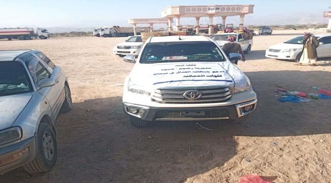 برعاية من محافظ شبوة وإشراف مدير عام رضوم .. انطلاق قافلة أبناء رضوم لدعم جبهات القتال في بيحان