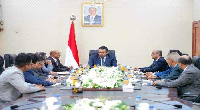 بعد عودته الى عدن..رئيس الوزراء يلتقي  إدارة البنك ووزارة المالية ويبشر بإنفراجة