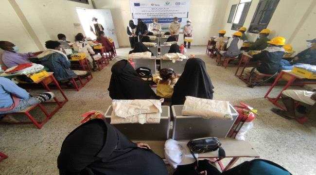 بتمويل أوروبي..منظمة " غدق " للتنمية توزع حقيبة السلامة المهنية للحرفيين بأبين