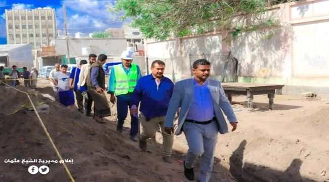 بتكلفة (88) الف دولار..مدير الشيخ عثمان يدشن مشروع تاهيل شبكة الصرف الصحي في منطقتي السيسبان والمحاريق 