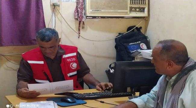 مدير مؤسسة عدن للسلام والتنمية يزور جمعية الهلال الأحمر اليمني