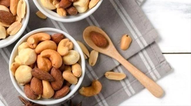 أكل المكسرات بانتظام يحمي الكليتين