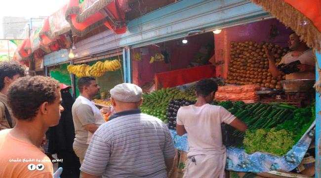 مدير عام الشيخ عثمان ينفذ حملة رقابية لضبط أسعار الخضروات والفواكة ونظافة الأسواق في الشيخ عثمان