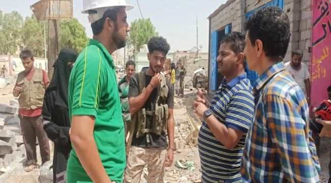 بتكلفة ( 91 ) ألف دولار..مدير عام الشيخ عثمان يتفقد مستوى إنجاز مشروع الرصف الحجري لشارع المهندسين