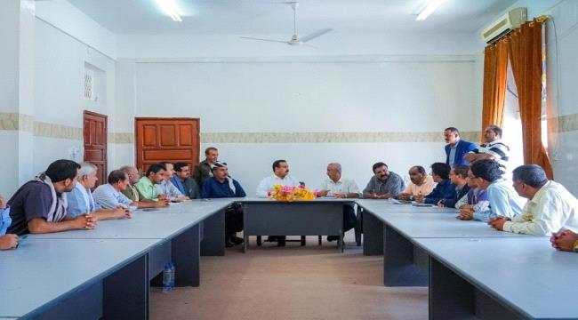المحافظ بن الوزير يوقع عقد تنفيذ أكبر مركز تجاري استثماري في مدينة عتق بشبوة