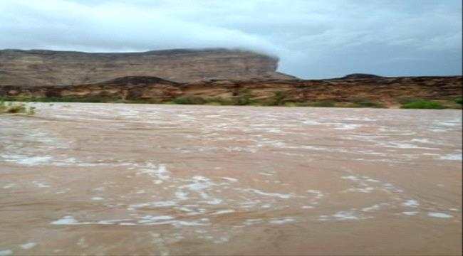 هطول أمطار وتدفق السيول في مناطق واسعة من محافظة شبوة