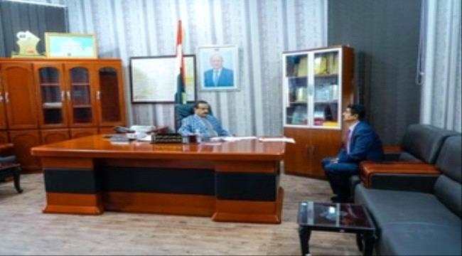 المحافظ بن الوزير يطلع على الأنشطة والمحاور المقترحة لِلندوة العلمية حول مخاطر المخدرات على الفرد والأسرة والمجتمع في شبوة
