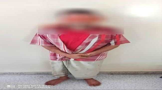 أمن عدن يقبض على شخص ينتحل شخصية ضابط ويقوم بابتزاز المواطنين واخذ اموالهم