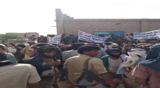 في تظاهرة حاشدة..ابناء احور بأبين يطالبون بطرد القوات الموالية للاخوان من المديرية