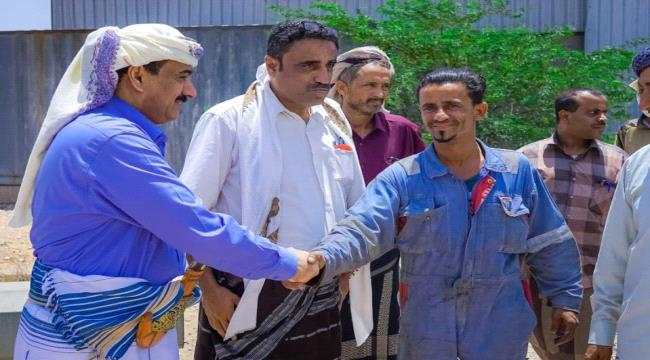 المحافظ بن الوزير يتفقد الاستعدادات الجارية لِتركيب المولدات الكهربائية الاسعافية في محطة عتق المركزية