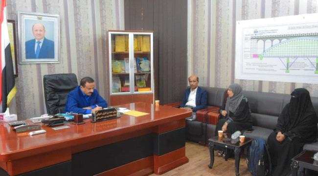 المحافظ بن الوزير يناقش سبل تفعيل رياض الأطفال وتوسيع نشاطه في شبوة 
