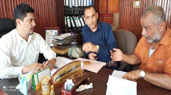 مدير عام البريقة يناقش خطة النظافة خلال إجازة عيد الأضحى المبارك