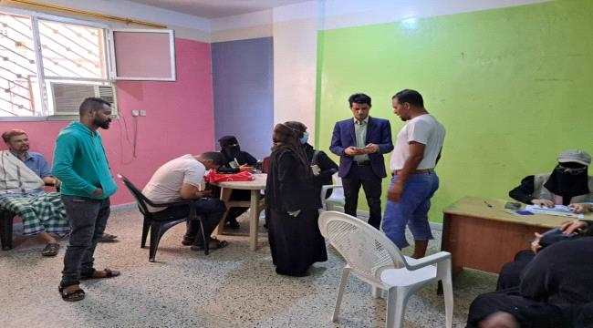 الشاجري يزور مراكز صرف الحوالات النقدية الطارئة في عدد من مديريات العاصمة عدن