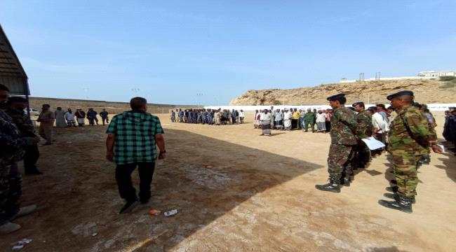 خلال حضوره الطابور الصباحي.. العميد ”المنهالي“ يشدد على ضرورة الانضباط