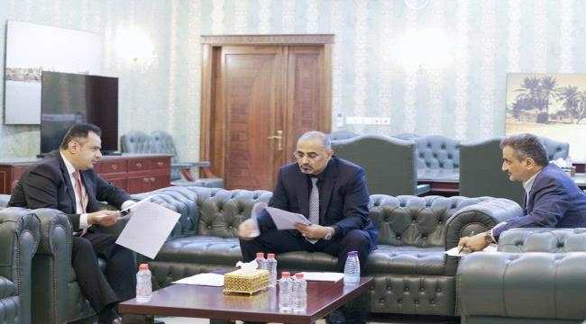 الزبيدي يوجه الحكومة بسرعة استكمال اجراءات الوديعة السعودية الاماراتية للبنك المركزي