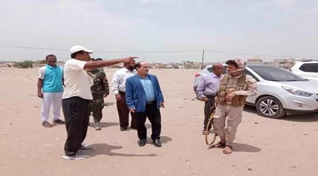 مدير عام دار سعد يُسلّم موقع ملعب غُليل للمقاول المُنفذ