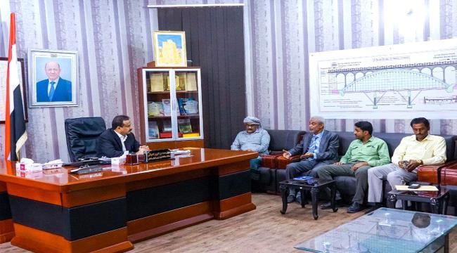 المحافظ بن الوزير يطلع على خطط مشروع صيانة وتأهيل طريق عتق ~ العبر الدولي وطريقين آخرين في شبوة
