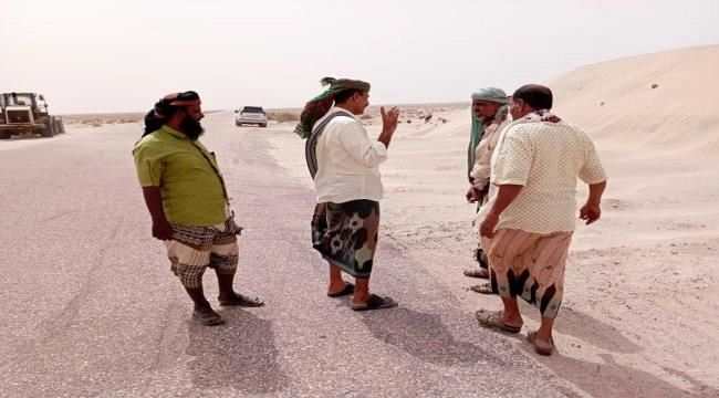 مدير عام أحور يتفقد سير العمل في إزاحة الكثبان الرملية بالخط الدولي