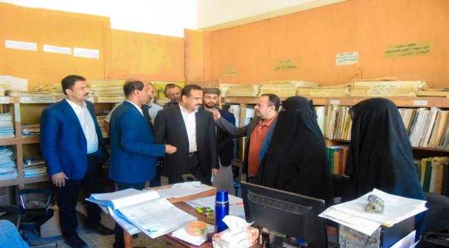 المحافظ ابن الوزير يُشير عن ترتيبات لـ40 منحة دراسية ويحلّ مشكلة الكتاب المدرسي في شبوة
