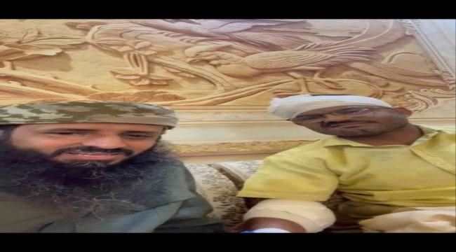الوالي يطمئن على صحة العميد عبداللطيف السيد في أبين