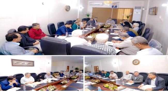 المحافظ لملس يوجّه بمعالجة عدد من الاشكاليات ويشدد على مضاعفة الجهود لتحسين مستوى الخدمات