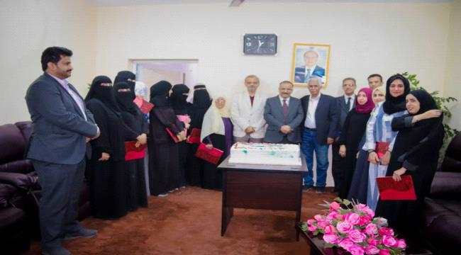 وزير النقل يكرم عدد من موظفات ديوان عام الوزارة بعدن