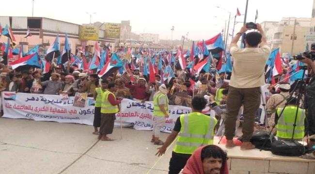 حشود شبوانية غفيرة بعتق رفضا لإشهار أي مكونات سياسية يمنية في الجنوب 
