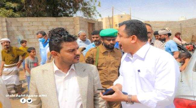 مدير عام الشيخ عثمان ومدير مؤسسة كهرباء عدن يتفقدان عملية تركيب محولين بالممدارة