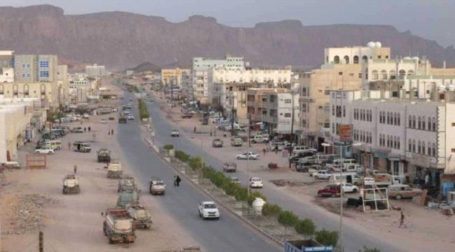 شرطة محافظة شبوة تداهم وكر عصابة مخدرات ومتاجرة بالأفارقة في مدينة عتق