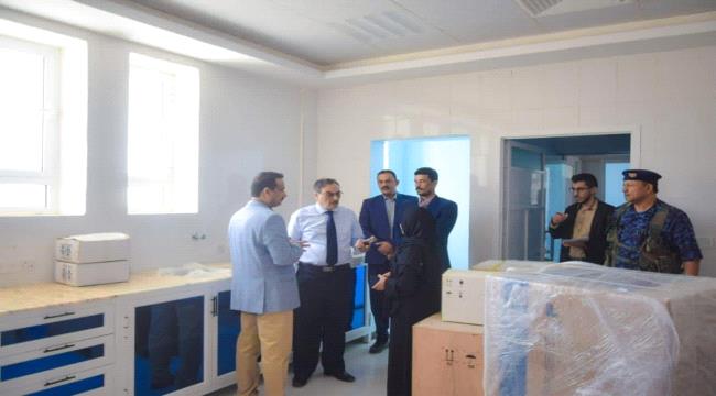 المحافظ بن الوزير يزور هيئة مستشفى شبوة العام ويطلع على التجهيزات الطبية النهائية