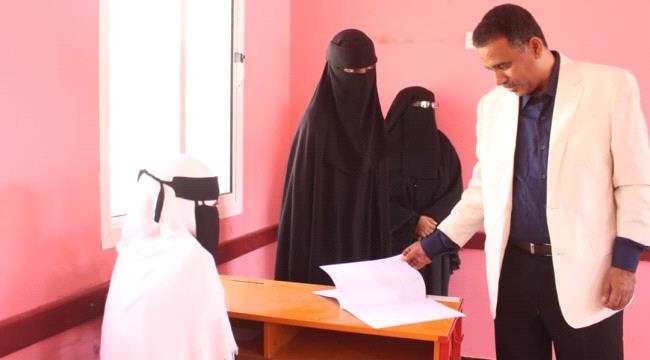 الوكيل عبدون يتفقد سير اختبار مادة التربية الإسلامية بمجمع ثلة باعمر بمديرية أرياف المكلا