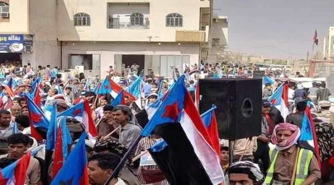 الآلاف بشبوة يحييون ذكرى فك الارتباط 