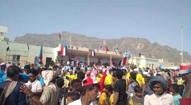 سقطرى : توافد الالاف من ابناء المحافظة الى العاصمة حديبو لاحياء فعالية الذكرى 28 لفك الارتباط (صور)