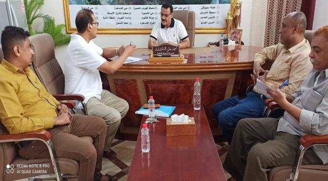 مدير عام المنصورة يناقش الترتيبات لتنفيذ مشروع تصريف مياه الأمطار في عدد من المناطق بالمديرية