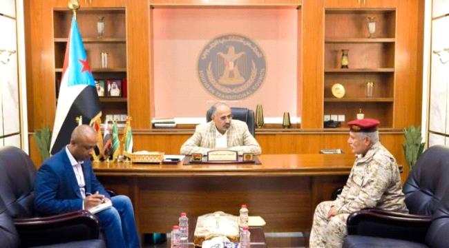 الرئيس الزبيدي يطلع من مالية وزارة الدفاع على جهود صرف المرتبات وتنظيمها