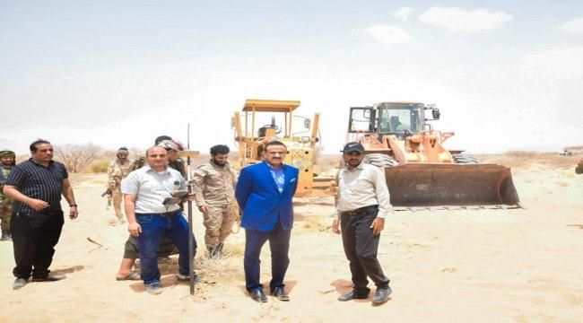 المحافظ بن الوزير يدشن شق طريق جديد للمسافرين ووسائل النقل الثقيلة في مدينة عتق