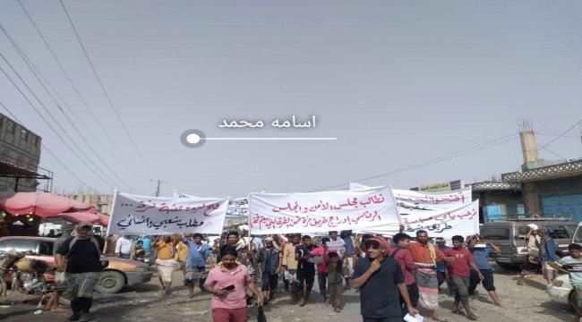 وقفة احتجاجية حاشدة بلودر تطالب بفتح معبر ثرة(نص البيان)