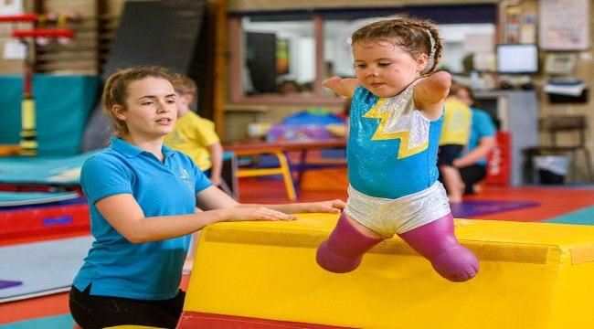 طفلة بريطانية بلا أطراف تمارس الجمباز بعزيمة ومهارة