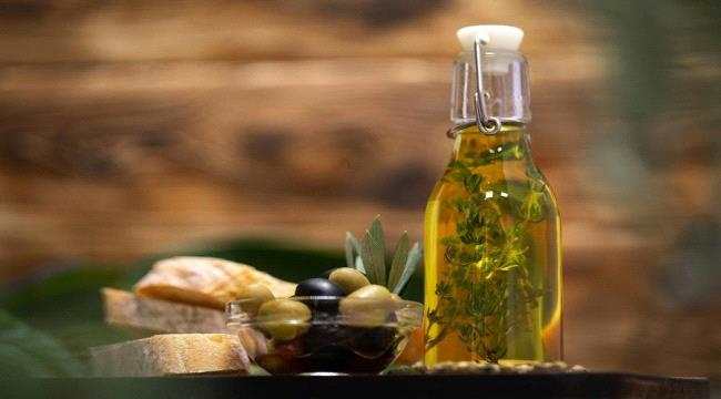  طرق لإدراج زيت الزيتون في روتين الجمال الخاص بك