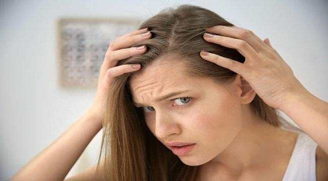كيف تؤثر قشرة الرأس على بشرتكِ؟ 