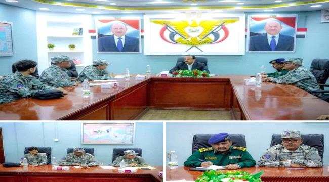 محافظ شبوة بن الوزير يلتقي باللجنة المكلفة من خفر السواحل ويبحث معها سبل تفعيل عملها ونشاطها بالمحافظة