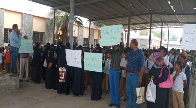 مدرسة الجلاء النموذجية تنظم وقفة احتجاجية  تضامناً مع المعلمة مرام عادل من مجمع خديجة بالمنصورة