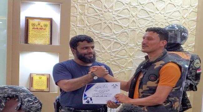 دعا لضرورة احياء رياضة الفروسية..قائد قوات حرس المنشآت يكرم رئيس اتحاد الفروسية بالحديدة