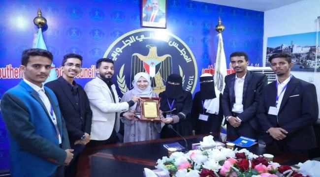 الدفعة الأولى قسم العلوم السياسية في جامعة عدن تُكرم المحامية نيران سوقي