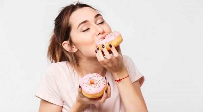هذا ما يحدث لبشرتكِ عند تناول الحلويات يومياً