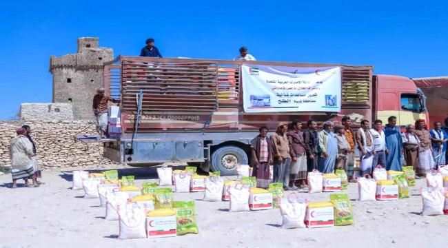 الهلال الأحمر الإماراتي يقدم مساعدات غذائية عاجلة لأهالي مديرية الطلح بشبوة