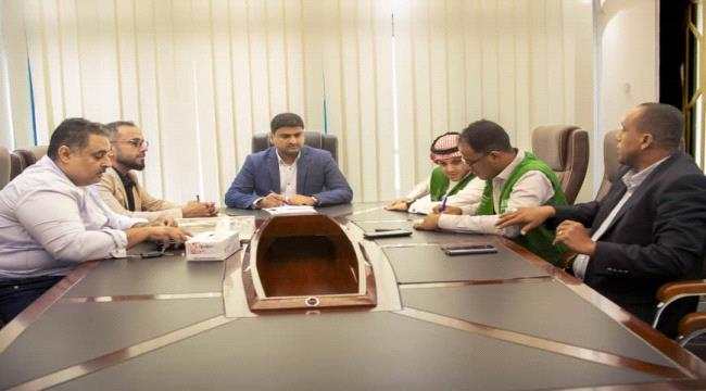 المدير العام التنفيذي لشركة النفط يلتقي مدير البرنامج السعودي في عدن